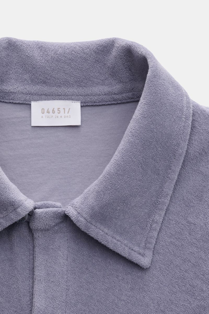 04651/ A trip in a bag Frottee-Kurzarmhemd 'Terry Cuba' lavender, Nahaufnahme von Kragen und französischer Knopfleiste aus weichem Baumwoll-Frottee.