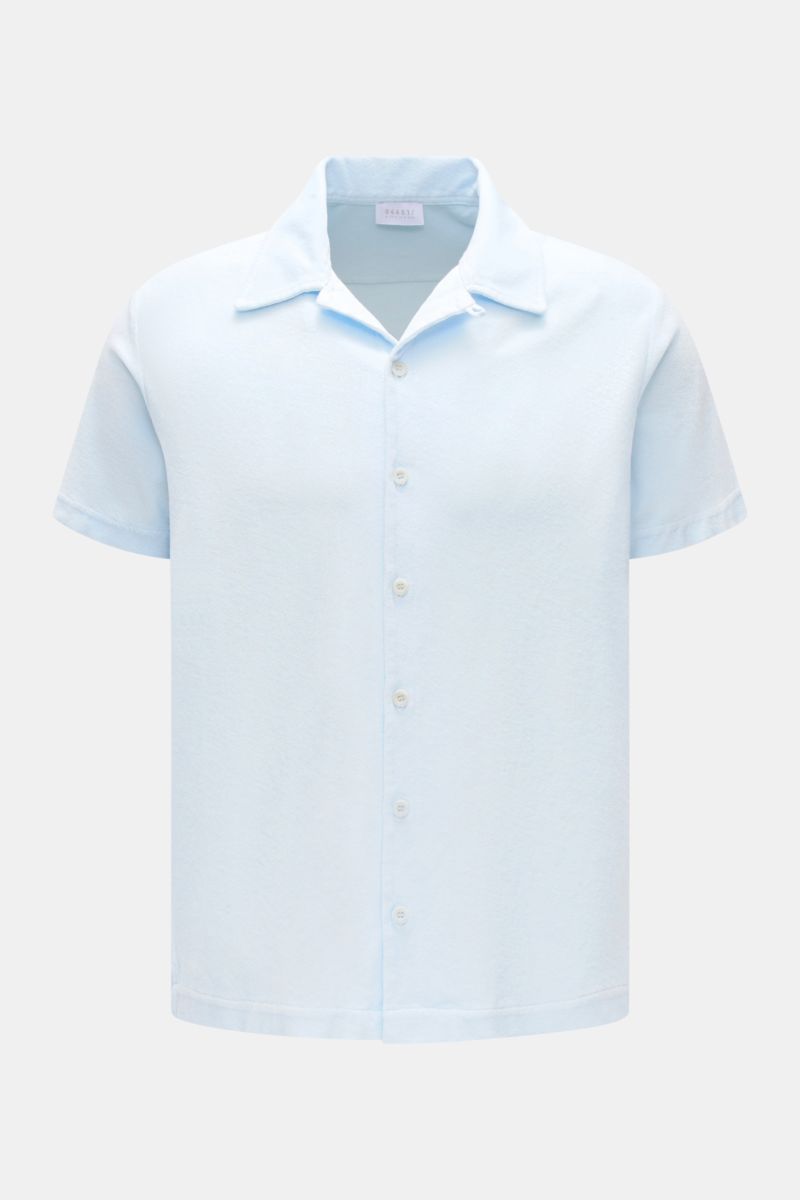 Front view of 04651/ A trip in a bag Frottee-Kurzarmhemd 'Terry Cuba' pastellblau, a pastel blue short-sleeve shirt in soft pure cotton terry with a regular fit, variable Cuban collar, French button placket, small side seam label, and short hem slits, off