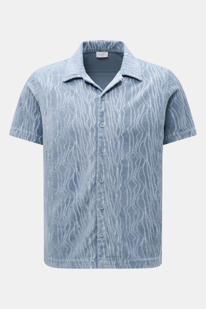 Front view of 04651/ A trip in a bag Terry short-sleeved shirt 'Terry Superkilen' Cuban collar smoky blue in soft terry fabric with wavy all-over pattern.

Holiday feel you can wear: Made from soft terry fabric and featuring an all-over pattern inspire