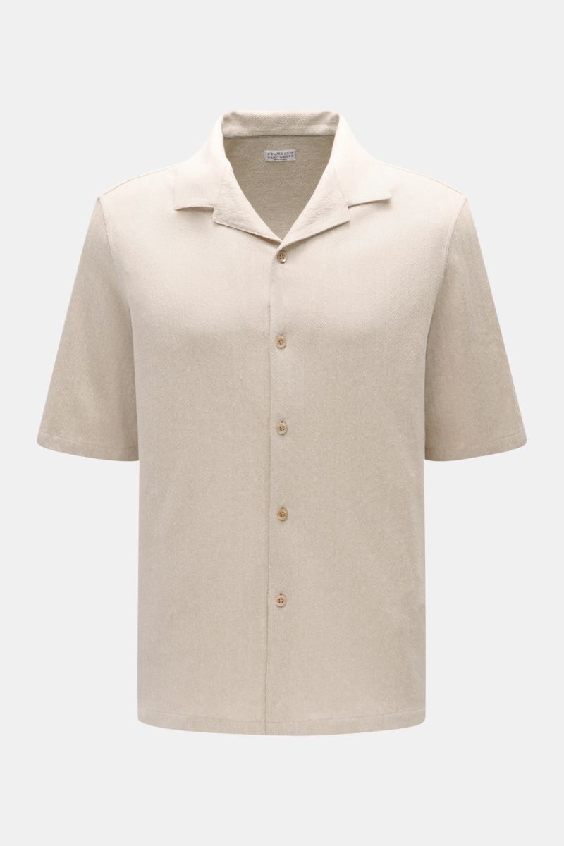 Brunello Cucinelli Kurzarm-Strickhemd beige meliert shown front view, short sleeve knit shirt with Cuban collar, soft linen-cotton blend, herringbone knit pattern, regular fit, smooth button placket. Elegantes Highlight in der Frühlings- und Sommersais