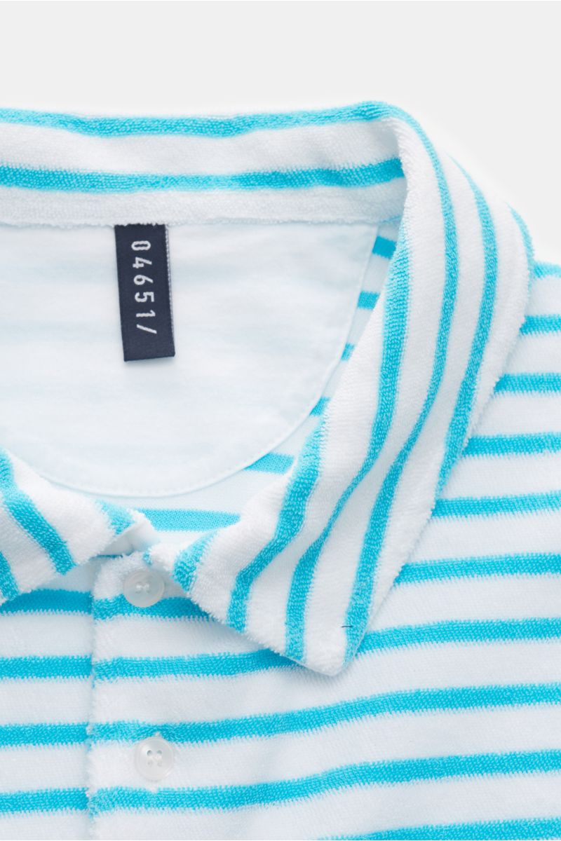 Close-up front view of the 04651/ A trip in a bag Terry polo shirt 'Terry Stripe Polo' turquoise/white striped, featuring soft cotton terrycloth, slim fit, dress-shirt collar, three-button placket, small woven label in side seam, and short hem vents. The 