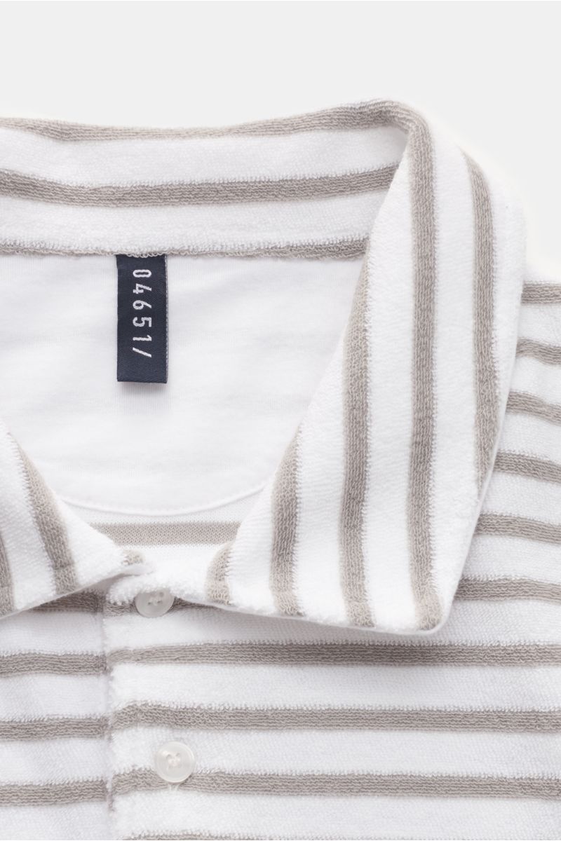 Nahaufnahme von 04651/ A trip in a bag Frottee-Poloshirt 'Terry Stripe Polo' grau/weiß gestreift, weicher Baumwoll-Frottee, Slim Fit, Polokragen mit drei Knöpfen.