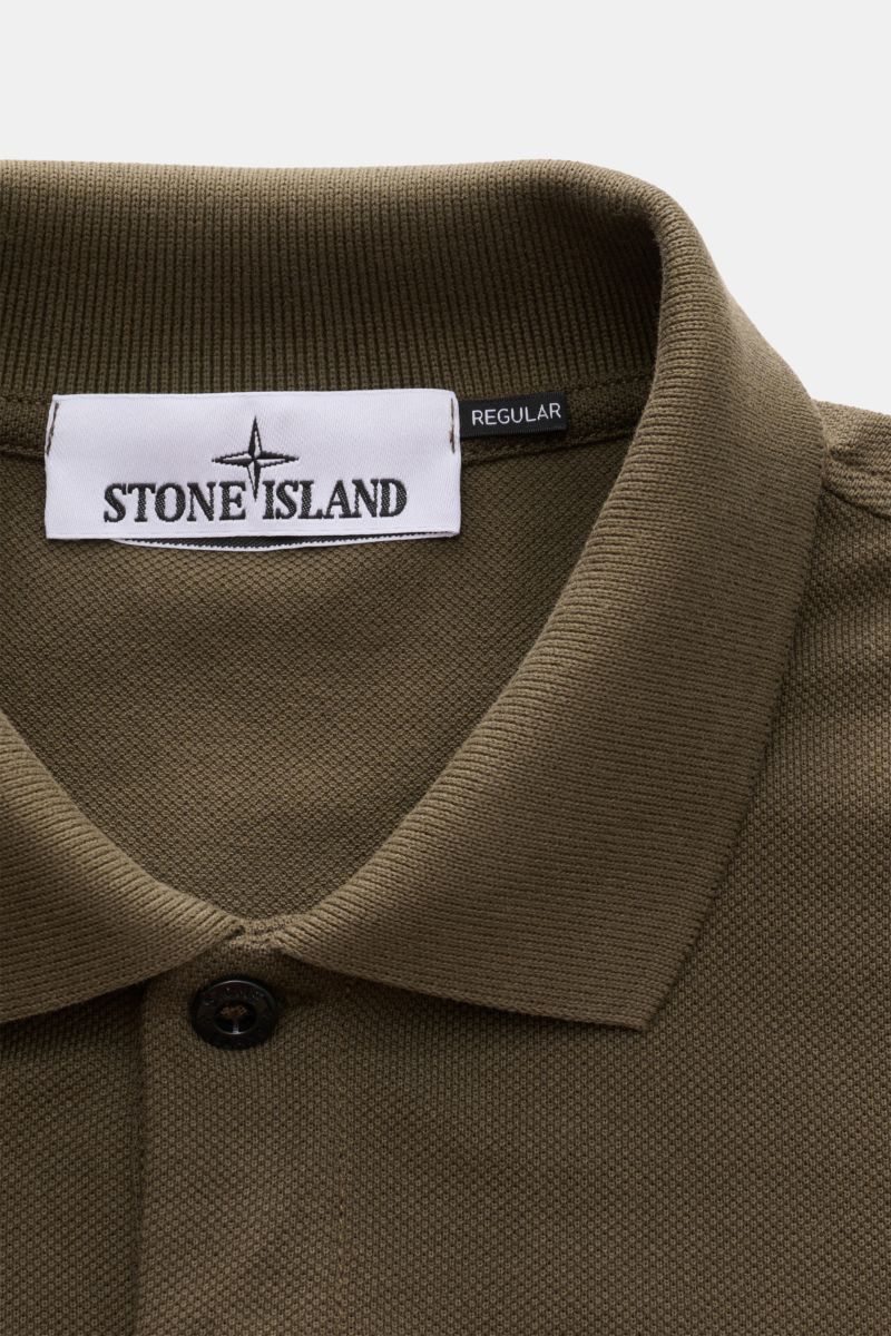 Nahaufnahme des Stone Island Poloshirts oliv aus Baumwoll-Piqué, slim fit, mit typischem Polokragen, glatter Knopfleiste und Weblabel.