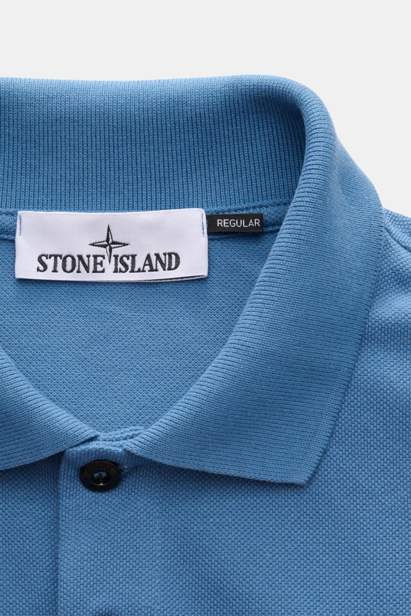 Stone Island Poloshirt graublau aus Baumwoll-Piqué, Slim Fit, strukturierter Griff, typischer Polokragen, Knopfleiste, Weblabel, Nahaufnahme von oben