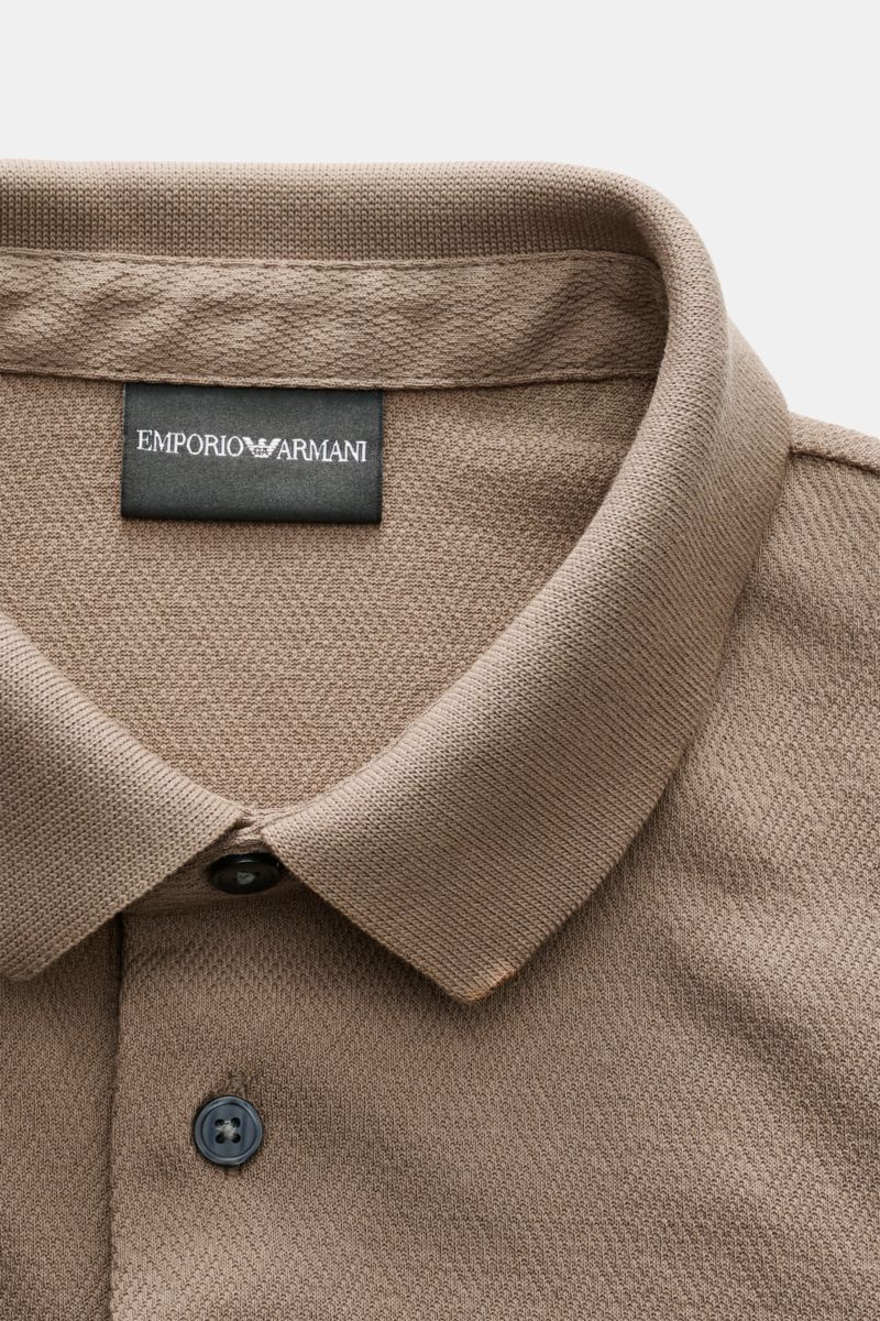 Emporio Armani Poloshirt taupe aus Baumwoll-Jersey mit feiner Strukturoptik, Slim Fit, Polokragen und Drei-Knopf-Leiste, Nahaufnahme von oben.