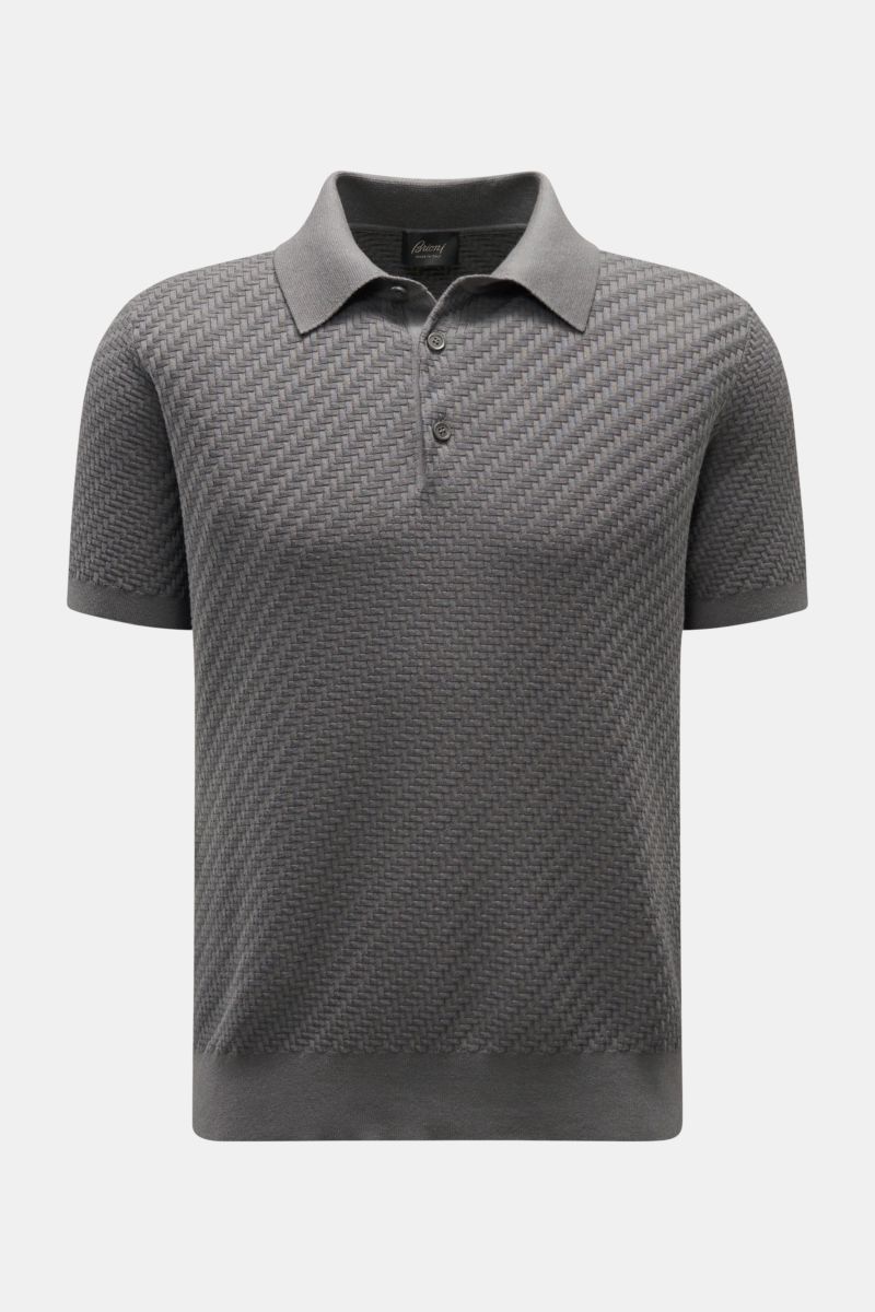 Brioni Kurzarm-Strickpolo dunkelgrau, frontal fotografiert, mit Intreccio-Muster, Polokragen, drei Perlmuttknöpfen, Regular Fit aus Baumwolle, Seide, Cashmere.