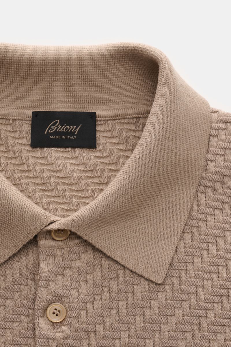 Brioni Kurzarm-Strickpolo taupe aus Baumwolle, Seide, Cashmere, Intreccio-Muster, Regular Fit, Polokragen, Perlmuttknöpfe, Detailansicht von oben.