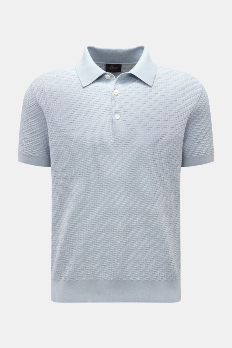 Brioni Kurzarm-Strickpolo hellblau, Frontansicht, aus GOTS-Baumwolle, Seide, Cashmere, Intreccio-Muster, Regular Fit, Polokragen, Perlmuttknöpfe.