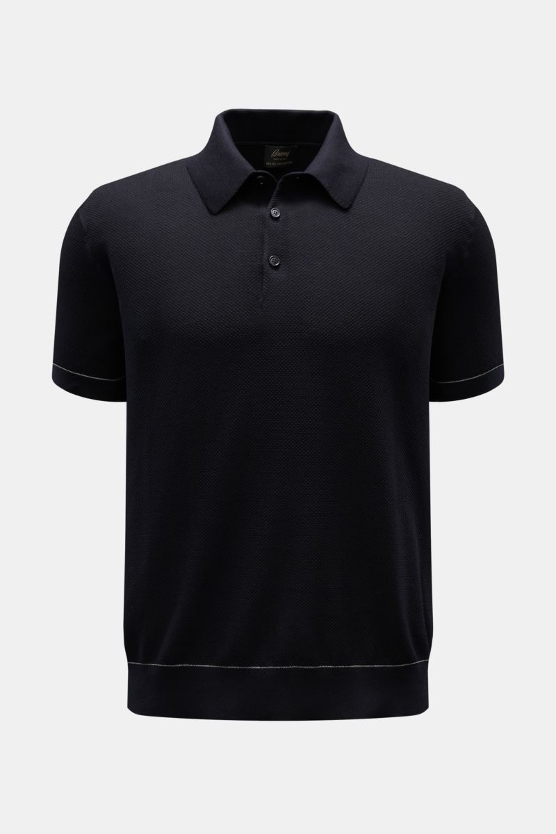 Front view of Brioni Kurzarm-Strickpolo dark navy, a slim fit, airy knit polo made from pure cotton with a knitted collar, three-button placket, and flexible ribbed cuffs. Genießen Sie den Sommer stilvoll mit dem luftig gestrickten Polo von BRIONI - gefer