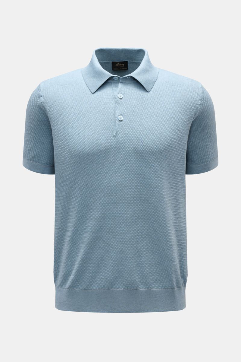 Front view of Brioni Kurzarm-Strickpolo rauchblau, a slim fit, short-sleeve knit polo in airy pure cotton with a knitted collar, three-button placket, and flexible rib cuffs. Genießen Sie den Sommer stilvoll mit dem luftig gestrickten Polo von BRIONI - ge