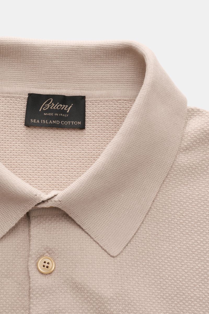 Nahaufnahme von Brioni Kurzarm-Strickpolo taupe mit gestricktem Polokragen, drei-Knopf-Leiste, aus leichter Baumwolle gefertigt.