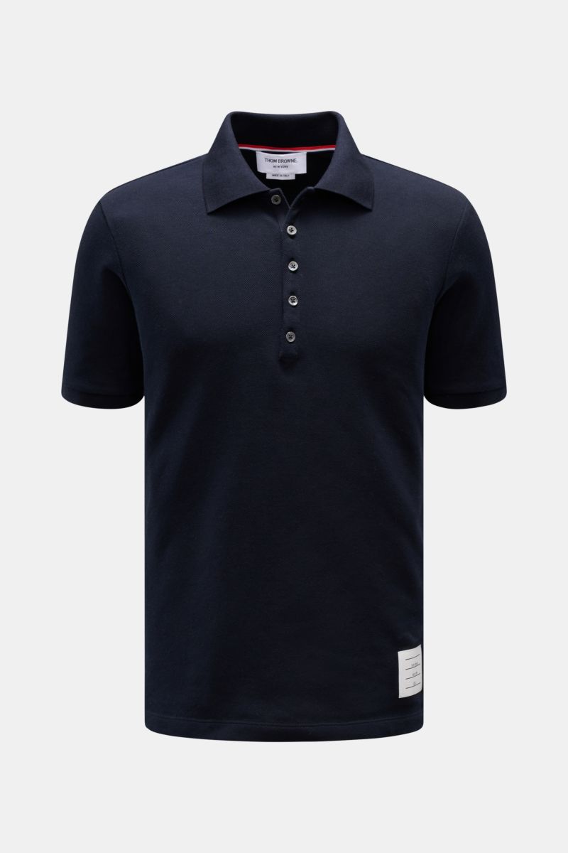 Vorderansicht des navy Thom Browne Poloshirts aus reiner Baumwolle mit Slim Fit, klassischem Polokragen und Fünf-Knopf-Leiste.
