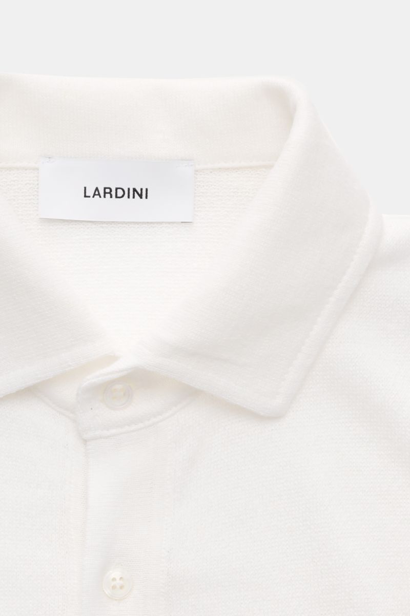 Lardini Kurzarm-Strickpolo offwhite, Nahaufnahme von oben, Slim Fit, Leinen-Baumwoll-Mix, gestrickter Polokragen, Drei-Knopf-Leiste, Rippbündchen.