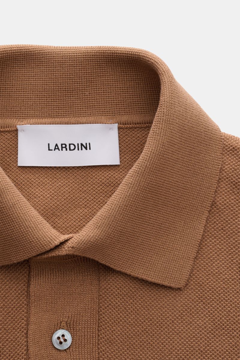 Lardini Kurzarm-Strickpolo hellbraun, Slim Fit, aus reiner Baumwolle mit softem Griff, feinem Piqué, Polokragen, Drei-Knopf-Leiste, flexible Rippbündchen, Nahaufnahme von oben.