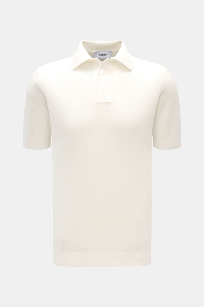 Front view of Lardini Kurzarm-Strickpolo offwhite, a slim fit short-sleeve polo made of pure cotton with a soft touch and fine piqué knit, featuring a classic collar, three-button placket, and flexible ribbed cuffs.

Ein Polo, das mehr kann als casual: