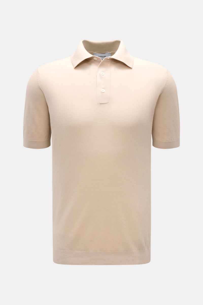 Front view of Lardini Kurzarm-Strickpolo beige, a slim fit short-sleeve polo with soft pure cotton, fine piqué knit, typical collar, three-button placket, and flexible ribbed cuffs. 

Ein Polo, das mehr kann als casual: LARDINI verleiht diesem Kurzarm-
