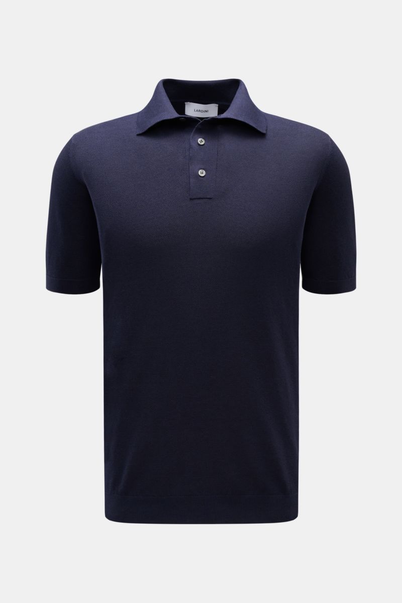 Front view of Lardini Kurzarm-Strickpolo navy, a slim fit short-sleeve knit polo in pure cotton with soft touch and fine piqué texture, featuring a typical polo collar, three-button placket, and flexible ribbed cuffs. 

Ein Polo, das mehr kann als casu
