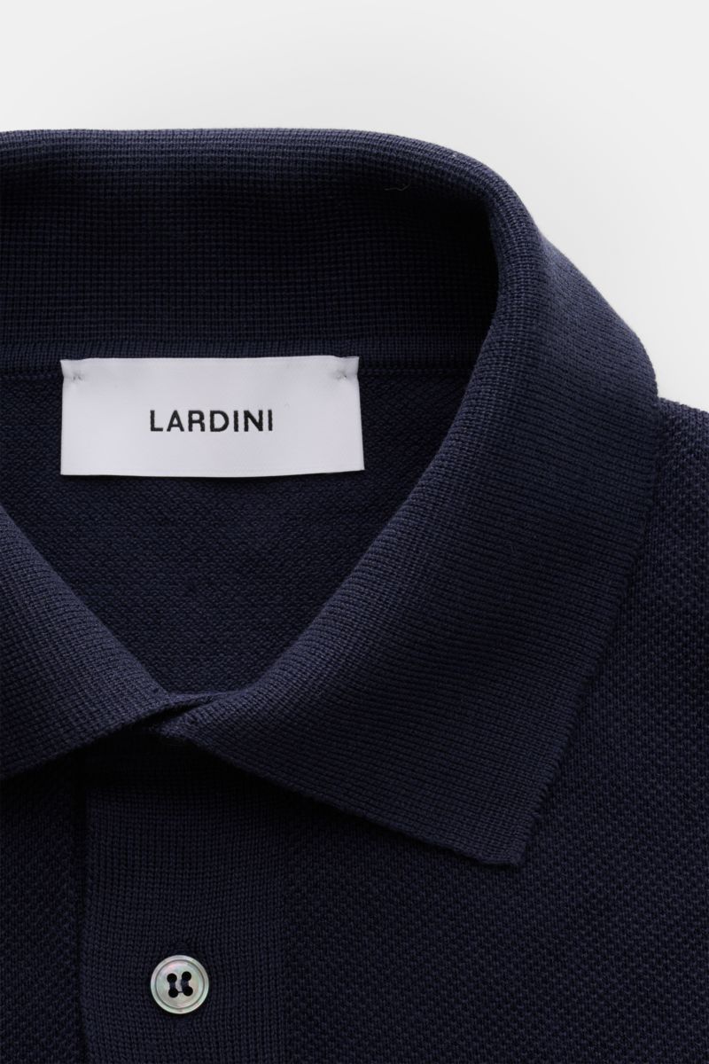 Close-up front view of the Lardini Kurzarm-Strickpolo navy, a slim fit short-sleeve polo made of pure cotton with soft touch and fine piqué knit.

Ein Polo, das mehr kann als casual: LARDINI verleiht diesem Kurzarm-Strickpolo aus reiner Baumwolle mit s