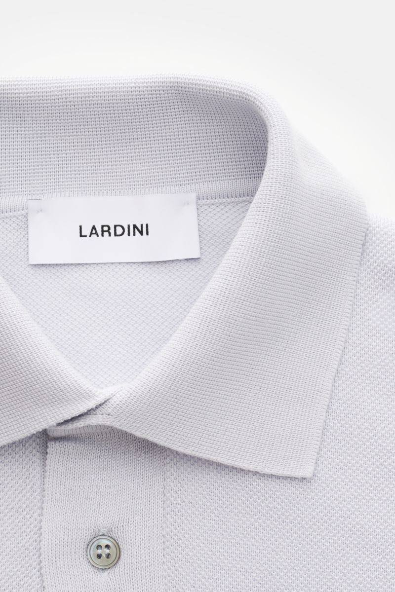 Lardini Kurzarm-Strickpolo rauchblau in Slim Fit, aus reiner Baumwolle mit feinem Piqué, Polokragen, Drei-Knopf-Leiste, flexible Rippbündchen, Nahaufnahme von oben.