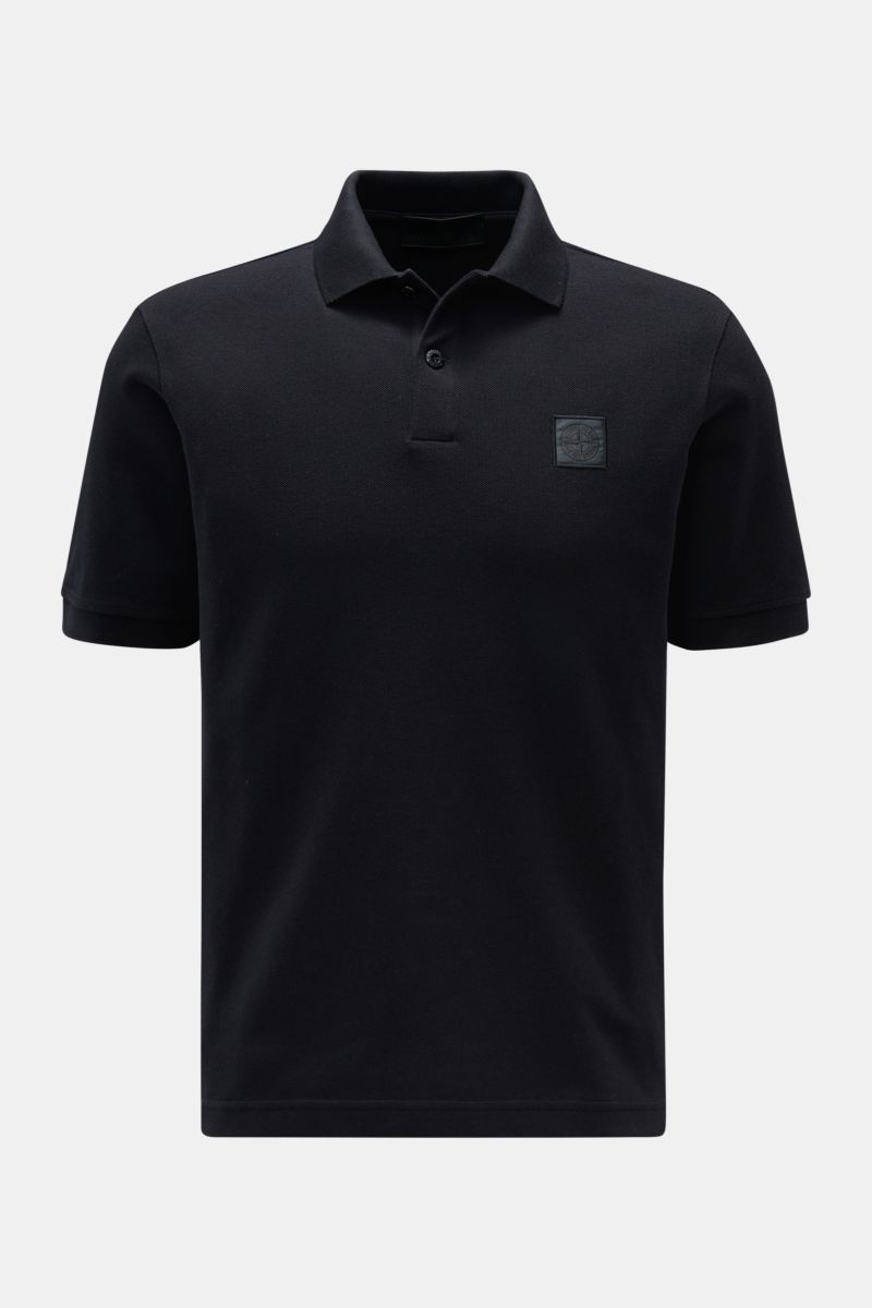 Stone Island Poloshirt 'Ghost Piece' navy, frontal fotografiert, Slim Fit, reine Baumwolle Piqué, Polokragen, Zwei-Knopf-Leiste, tonales Weblabel, seitliche Saumschlitze, hinten verlängert.