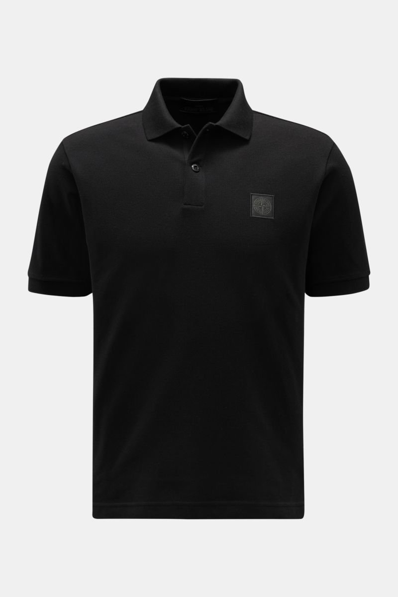 Stone Island Poloshirt 'Ghost Piece' schwarz, Slim Fit aus reiner Baumwoll-Piqué, frontale Ansicht mit Polokragen, Zwei-Knopf-Leiste und tonalem Weblabel.