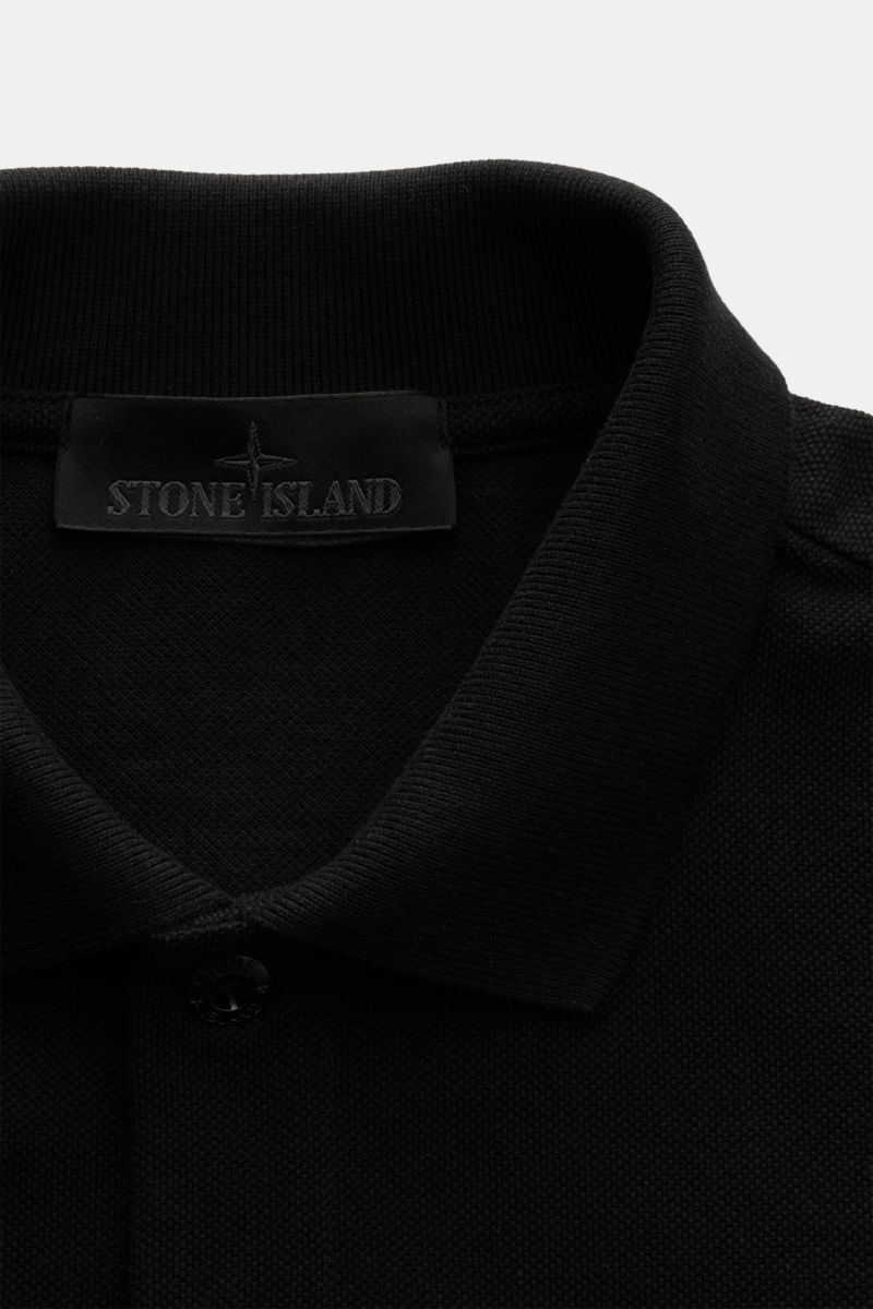 Stone Island Poloshirt 'Ghost Piece' schwarz, Slim Fit, reine Baumwolle, tonales Weblabel, Piqué, Polokragen, Knopfleiste, Nahaufnahme von oben.
