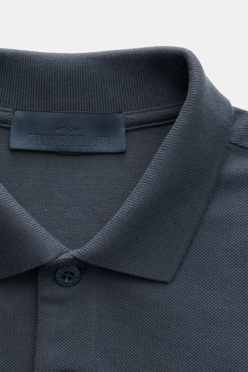 Stone Island Poloshirt 'Ghost Piece' graublau, Slim Fit, aus reiner Baumwolle, mit Polokragen und Zwei-Knopf-Leiste, Nahaufnahme von oben.