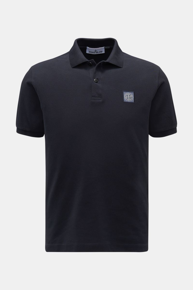 Stone Island Poloshirt navy aus Baumwoll-Piqué, Slim Fit, mit Polokragen, glatter Knopfleiste, Weblabel und seitlichen Saumschlitzen, frontal fotografiert.