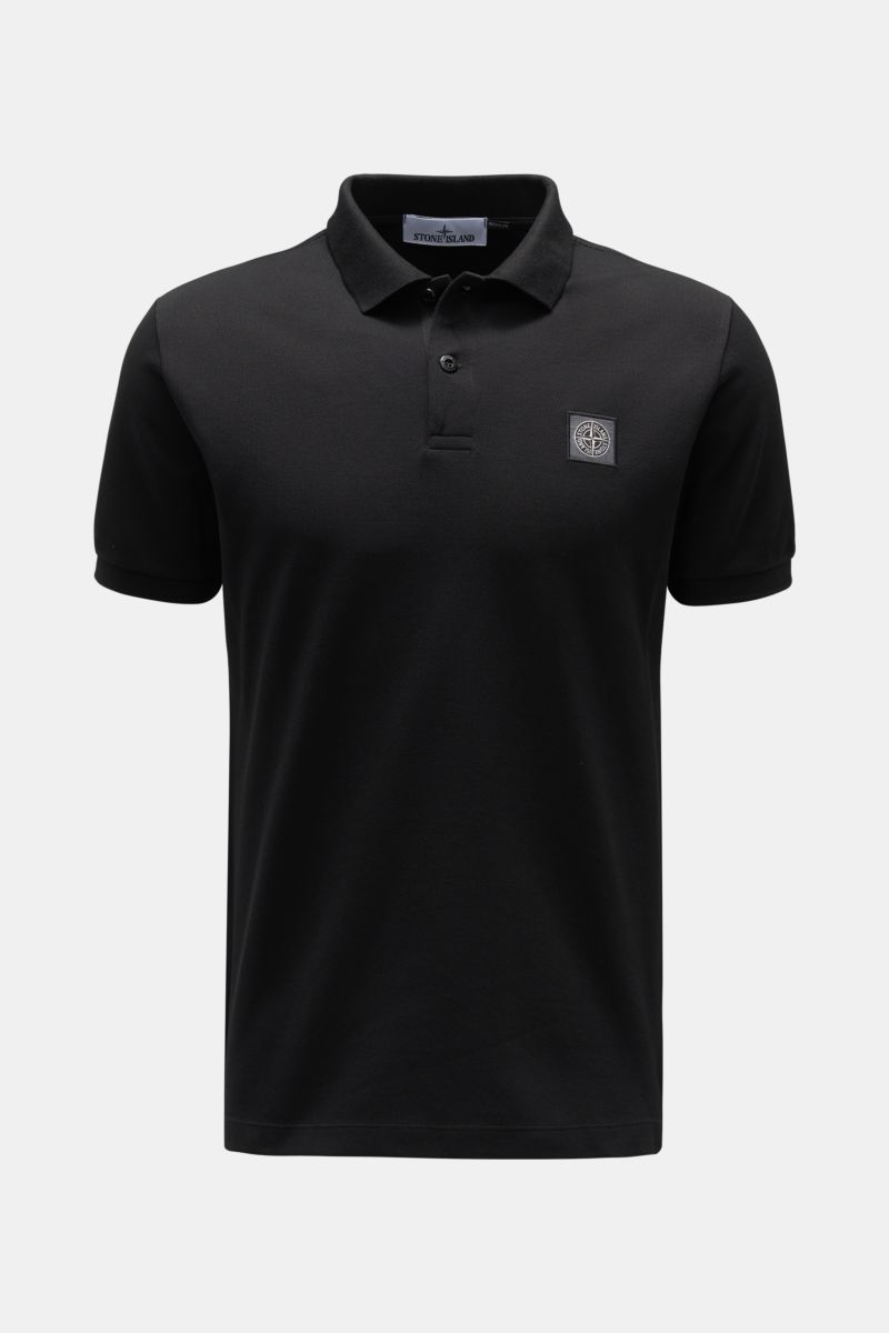 Stone Island Poloshirt schwarz, frontale Ansicht, aus reiner Baumwolle, Slim Fit, Polokragen, glatte Knopfleiste, Weblabel, flexible Ärmelbündchen, Saumschlitze.