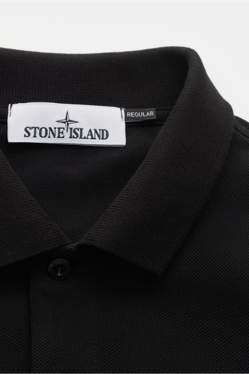 Stone Island Poloshirt schwarz aus Baumwoll-Piqué, Slim Fit, mit typischem Polokragen und glatter Knopfleiste, Nahaufnahme von oben.