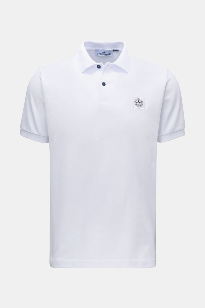 Stone Island Poloshirt weiß, frontale Ansicht, aus Baumwoll-Piqué, Slim Fit, mit Polokragen, glatter Knopfleiste, Weblabel und flexiblen Ärmelbündchen.