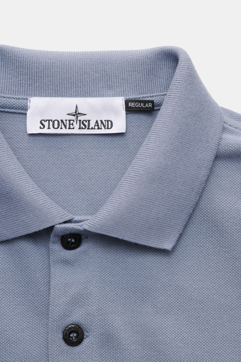 Stone Island Poloshirt rauchblau aus Baumwoll-Piqué, Slim Fit, Polokragen, glatte Knopfleiste, flexible Ärmelbündchen, Detailaufnahme von oben.