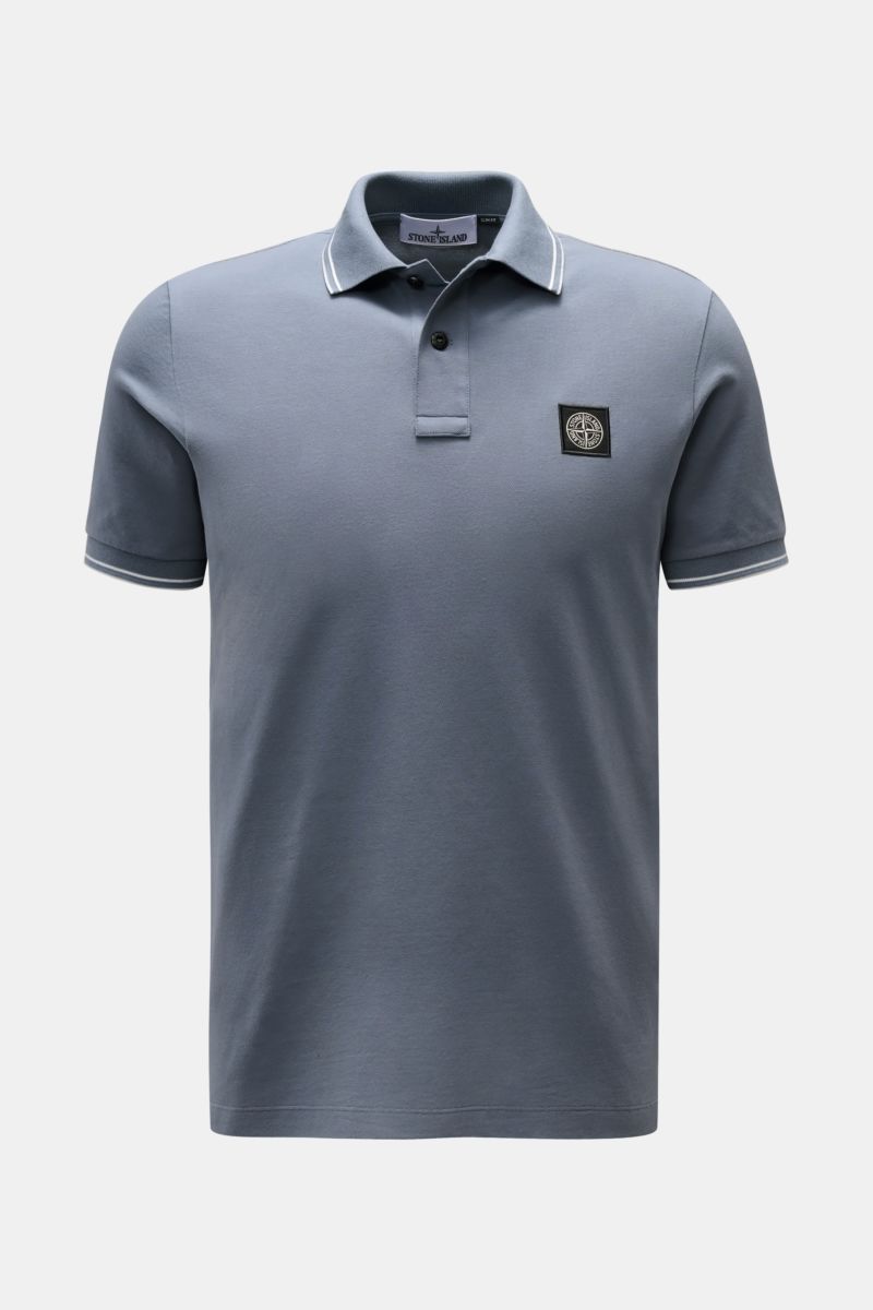 Stone Island Poloshirt graublau, modernes Piqué aus Baumwolle, slim fit, schmale Kontraststreifen, elastische Bündchen, Weblabel, frontale Ansicht.
