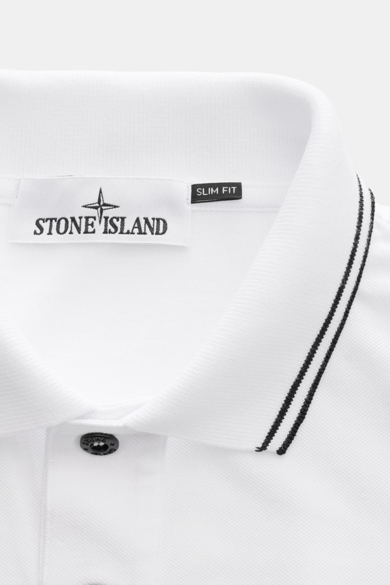 Stone Island Poloshirt weiß, Nahaufnahme von oben, Piqué aus Baumwolle, Slim Fit, schmale schwarze Kontraststreifen am Kragen, Knopfleiste.