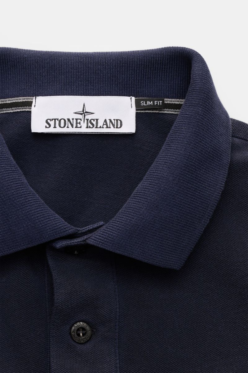Stone Island Poloshirt navy, Slim Fit aus reiner Baumwolle, sportiver Polokragen, glatte Zwei-Knopf-Leiste, Weblabel, flexible Ärmelbündchen, Saumschlitze, Detailaufnahme von oben.
