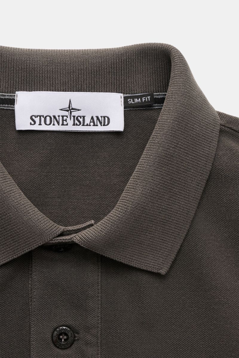 Stone Island Poloshirt dunkelgrau aus elastischer Baumwolle, Slim Fit, Piqué, Polokragen, Knopfleiste, Weblabel, elastische Bündchen, Saumschlitze, Front nah.