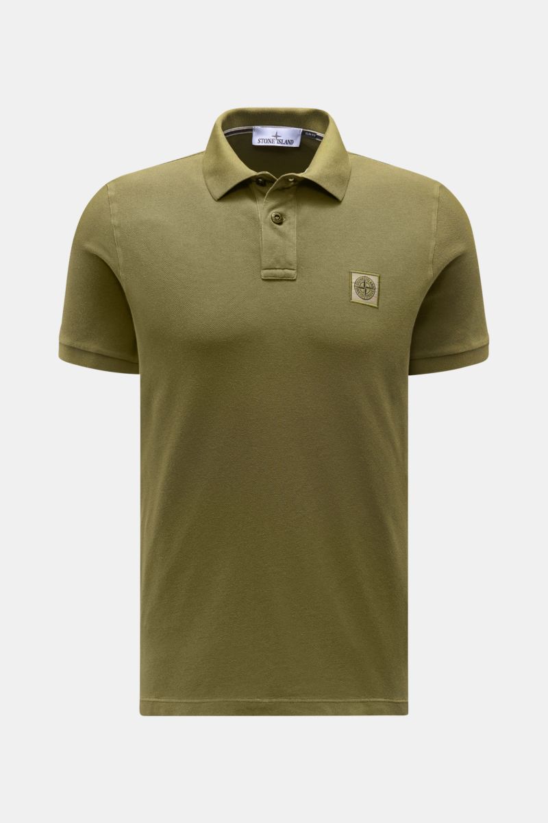 Stone Island Poloshirt oliv, sportives Baumwoll-Piqué, Slim Fit, Polokragen, Zwei-Knopf-Leiste, Weblabel, flexible Ärmel, Saumschlitze, frontale Ansicht.