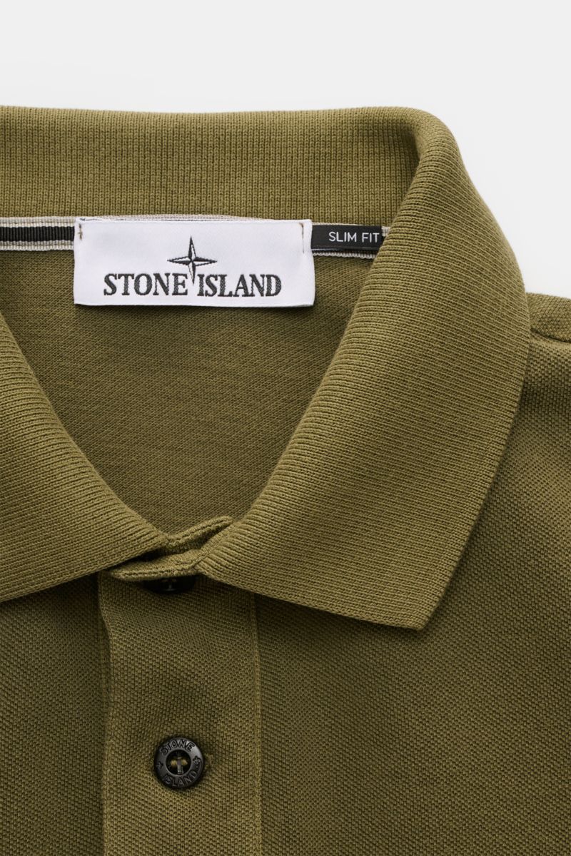 Stone Island Poloshirt oliv, Nahaufnahme von Kragen, glatter Zwei-Knopf-Leiste, Slim Fit, Baumwoll-Piqué, strukturierter Griff, Weblabel innen.