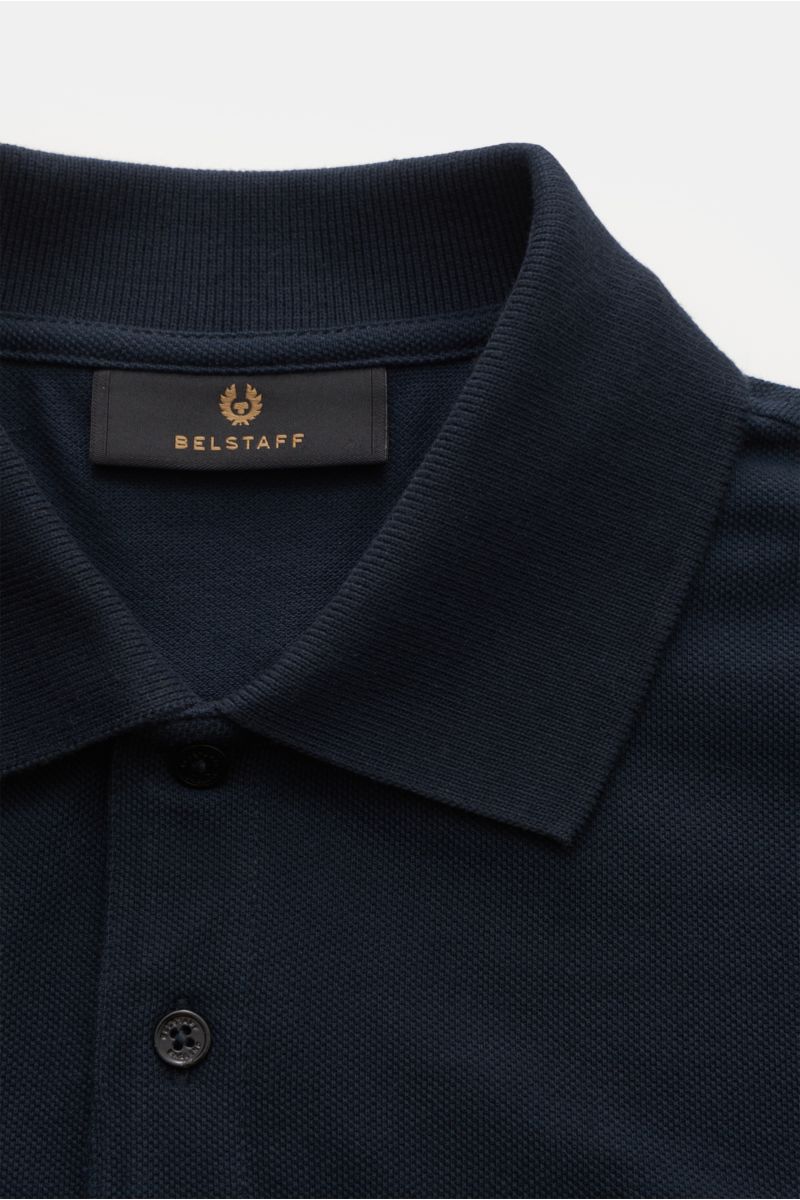 Belstaff Poloshirt navy, Nahaufnahme von oben, Piqué aus reiner Baumwolle, Slim Fit, zwei-Knopf-Leiste, klassischer Polokragen, BELSTAFF-Weblabel.