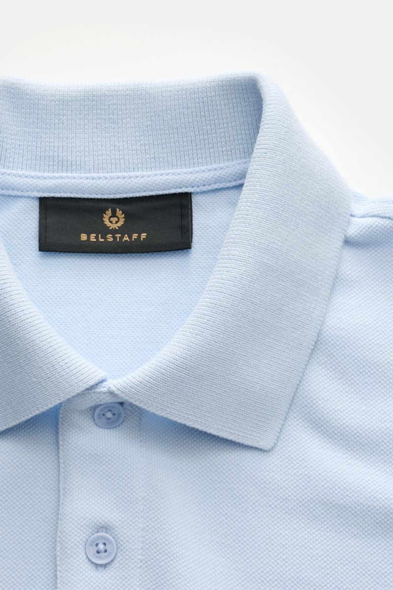 Belstaff Poloshirt hellblau aus reiner Baumwolle, Slim Fit, Piqué, klassischer Polokragen, Zwei-Knopf-Leiste, Weblabel, seitliche Saumschlitze, Rückseite verlängert, Nahaufnahme von oben.