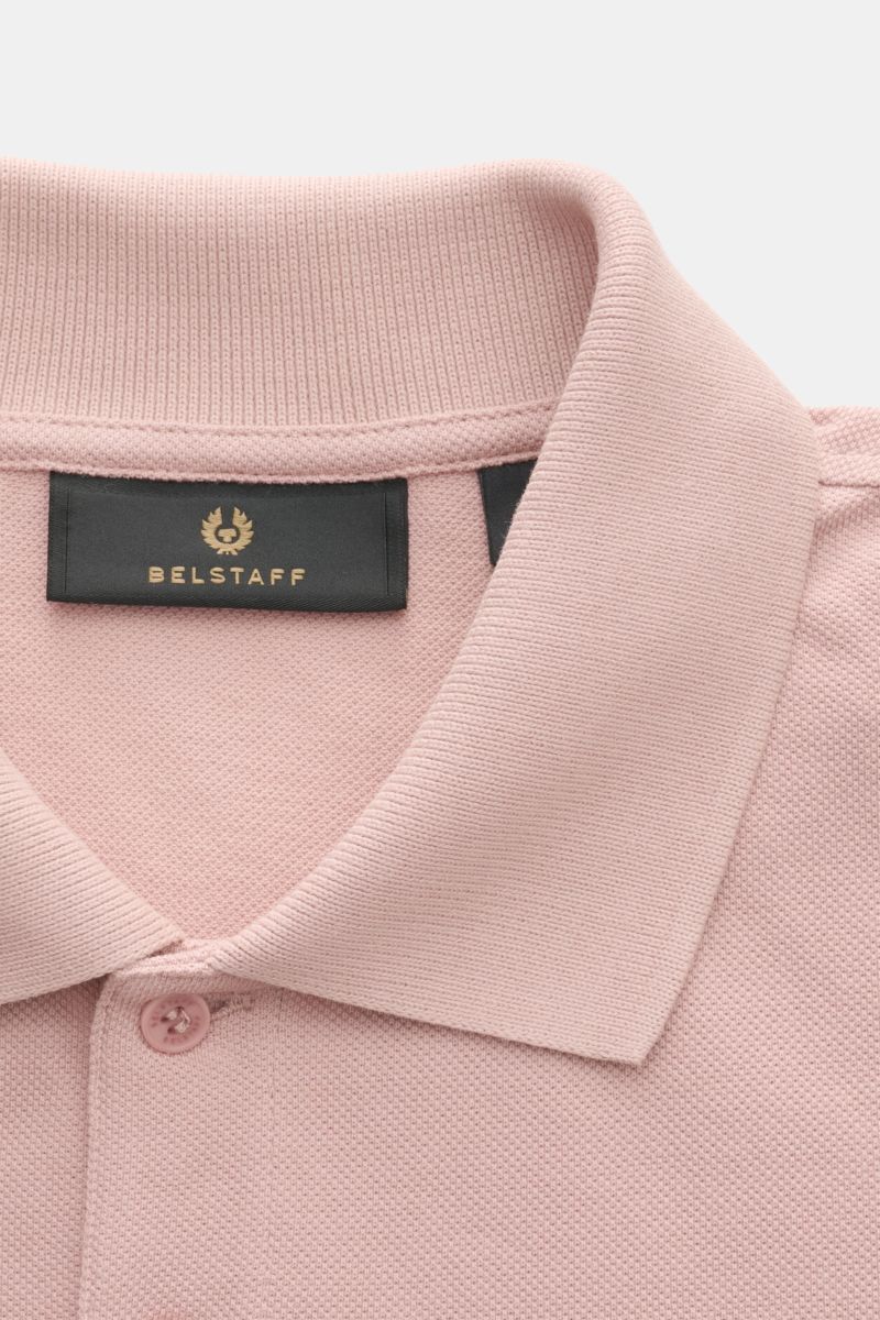 Belstaff Poloshirt altrosa mit klassischem Polokragen, Zwei-Knopf-Leiste, BELSTAFF-Weblabel, Slim Fit, Piqué-Baumwolle, Nahaufnahme von oben.