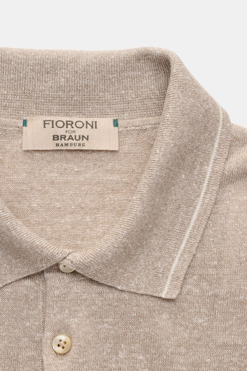 Close-up front view of Fioroni Short sleeve knit polo beige mottled showing dress-shirt collar, three-button placket, and fine knit texture.

Summery luxury: This short-sleeved knit polo by FIORONI embodies the finest Italian knitwear artisanship and impr