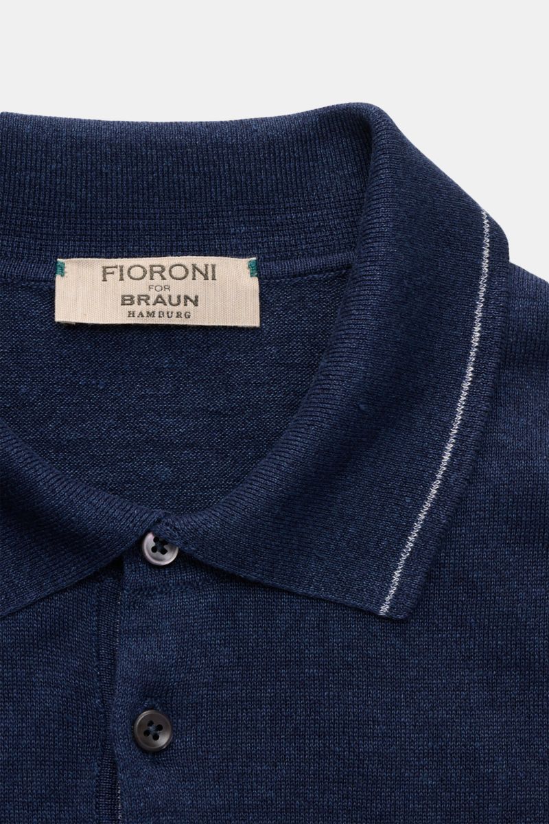 Close-up front view of the Fioroni Short sleeve knit polo shirt navy, featuring a dress-shirt collar, three-button placket, and fine linen-cotton blend knit.

Summery luxury: This short-sleeved knit polo by FIORONI embodies the finest Italian knitwear 