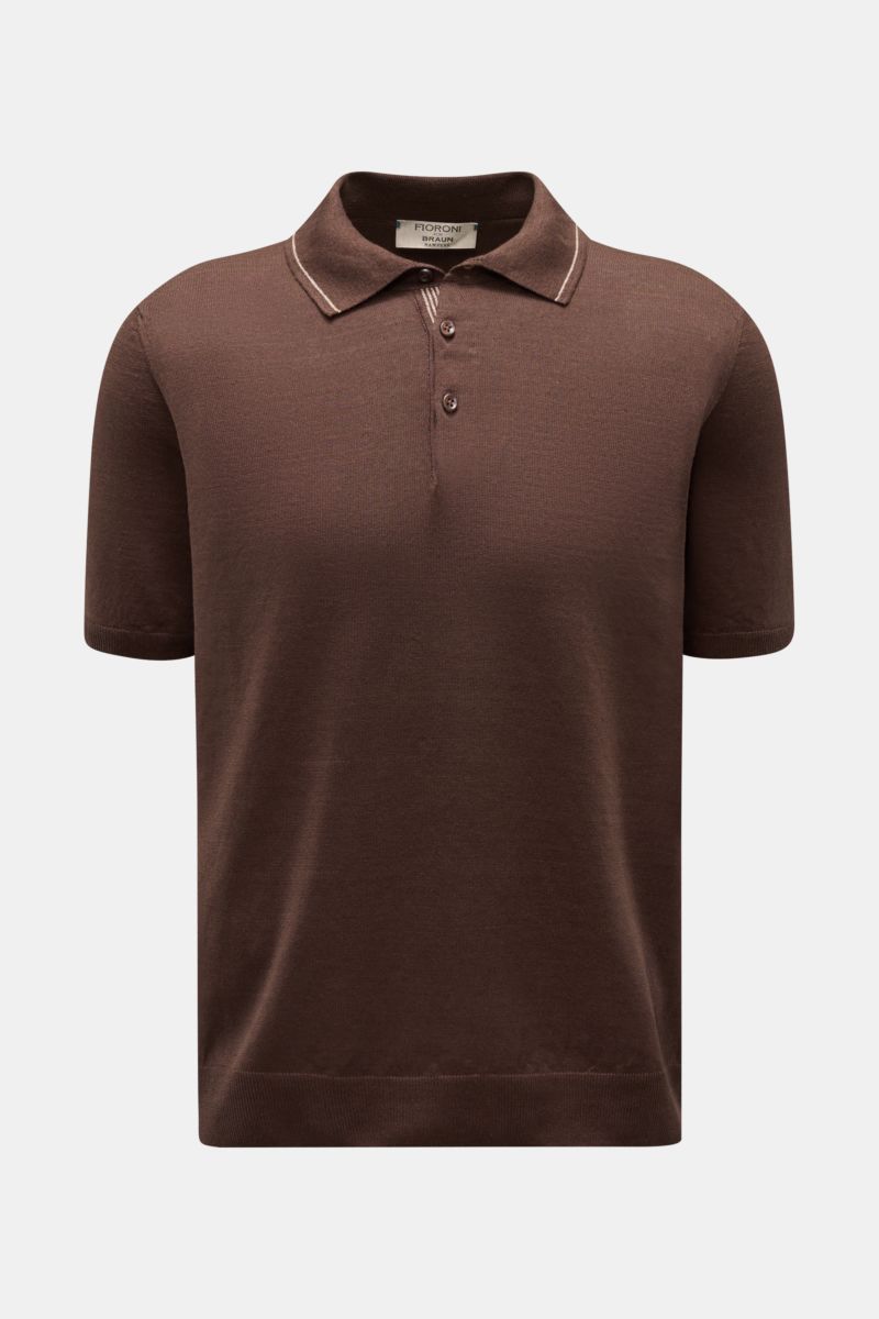 Front view of Fioroni Short sleeve knit polo dark brown, showcasing its fine, airy knit fabric and three-button placket.

Summery luxury: This short-sleeved knit polo by FIORONI embodies the finest Italian knitwear artisanship and impresses with its li