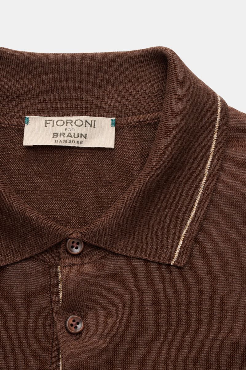 Close-up front view of Fioroni Short sleeve knit polo dark brown showing dress-shirt collar with fine linen and cotton knit, three-button placket, and flexible ribbed bands.  

Summery luxury: This short-sleeved knit polo by FIORONI embodies the finest