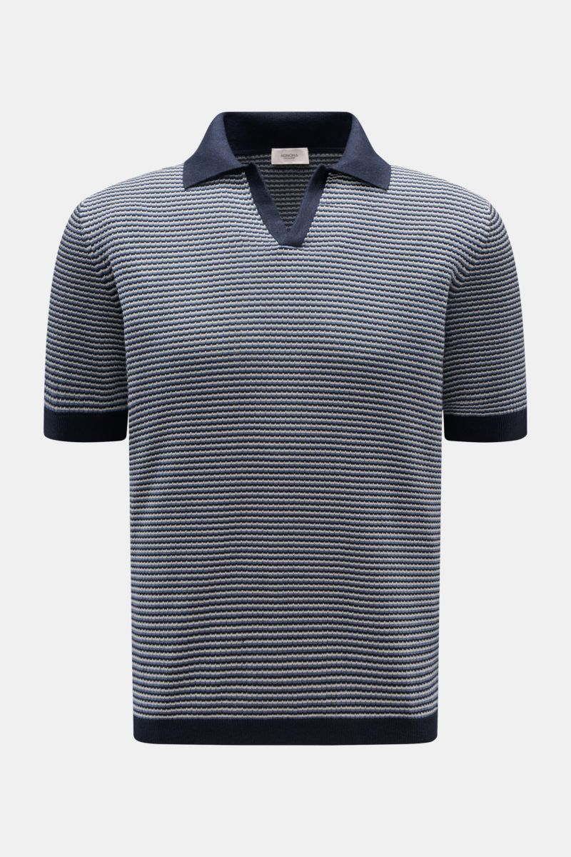 Agnona Kurzarm-Strickpolo navy/rauchblau/hellgrau gestreift, frontale Nahaufnahme, Regular Fit, Baumwolle-Leinen-Seide-Mix, feines Strukturstrick mit Polokragen und Rippbündchen.