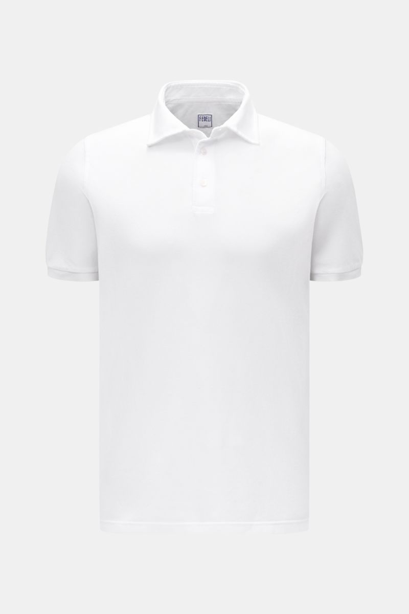 Fedeli Poloshirt 'North' weiß, Slim Fit, weiß, aus Baumwoll-Piqué, garment dyed, Polokragen, Perlmuttknöpfe, frontale Ansicht.