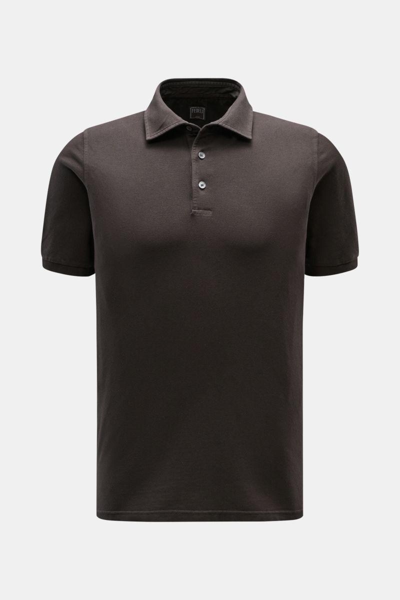 Front view of Fedeli Polo shirt 'North' dark brown in pure piqué cotton, slim fit with three mother-of-pearl buttons, soft feel.

Quiet luxury: The clean polo shirt 'North' in high-quality cotton piqué by FEDELI doesn’t feature any logos and is dyed in