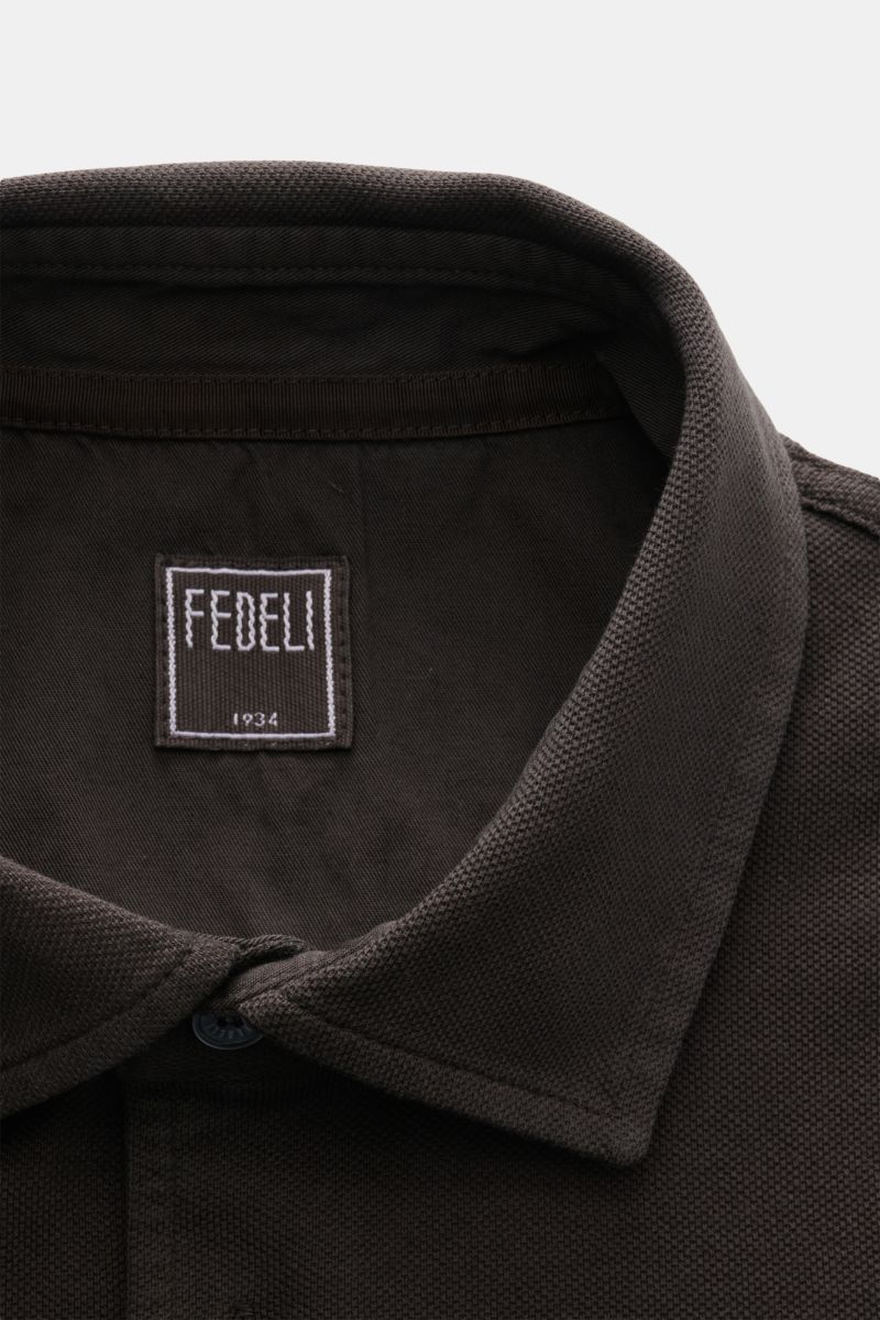 Fedeli Polo shirt 'North' dark brown shown from a close-up top front view, highlighting the collar and label in pure piqué cotton. Quiet luxury: The clean polo shirt 'North' in high-quality cotton piqué by FEDELI doesn’t feature any logos and is dyed in a