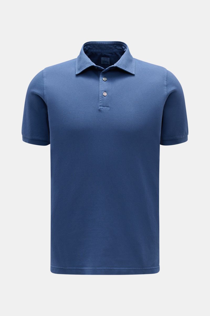 Fedeli Poloshirt 'North' dunkelblau shown from front, clean dark blue cotton piqué polo with slim fit, pearl buttons, garment dyed.

Quiet Luxury: Das cleane Poloshirt 'North' aus hochwertigem Baumwoll-Piqué von FEDELI kommt ganz ohne Logos aus und wur